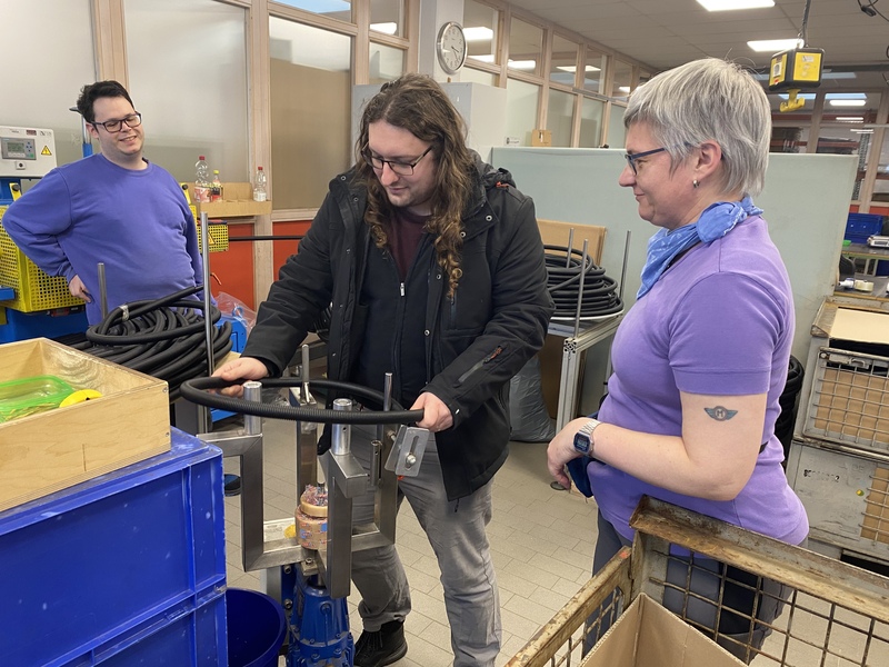 Johannes Spielberger biegt einen Schlauch in der Abteilung Montage der Straubinger Werkstätten.