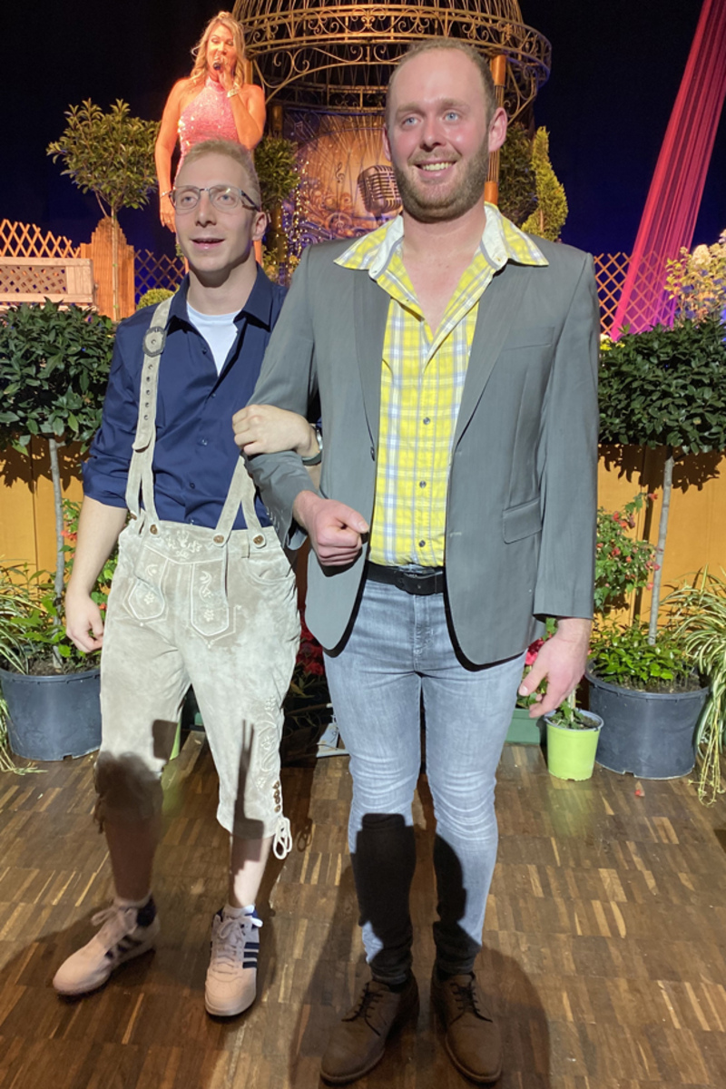 Eine Mitarbeiterin der KJF Werkstätten läuft als Model beim Schlagerwettbewerb Goldener Musistern.