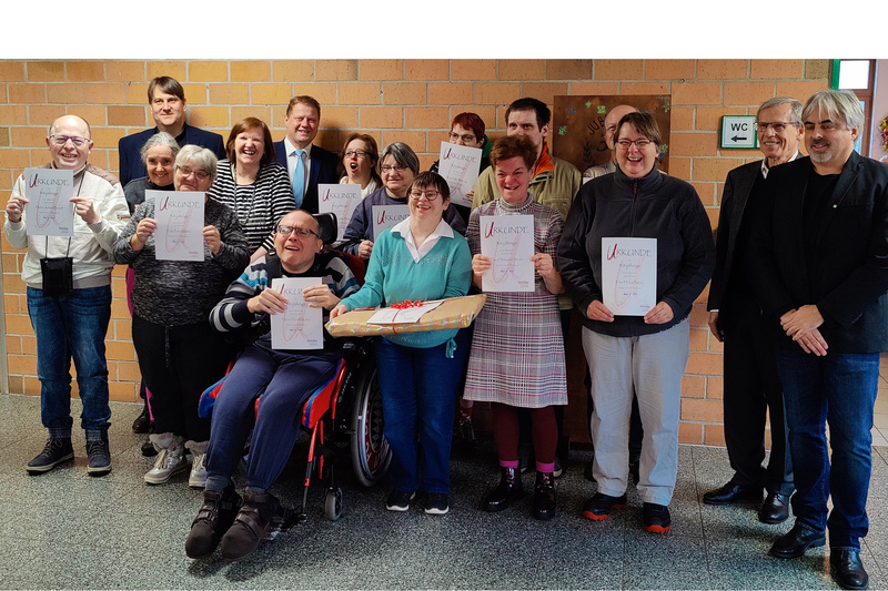 Gruppenfoto der Mitarbeiterinnen und Mitarbeiter der ersten Stunde mit ihren Urkunden
