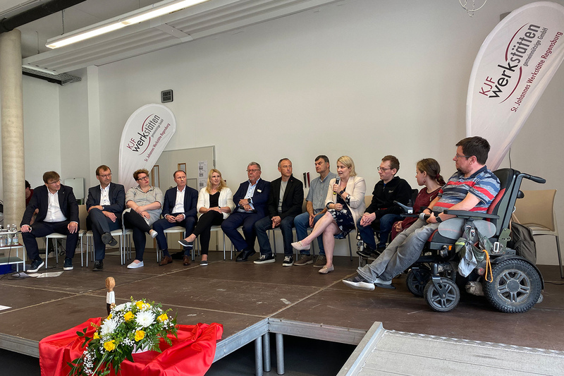 In der prominent besetzten Podiumsdiskussion tauschten sich Kooperationspartner sowie Mitarbeiterinnen und Mitarbeiter der Werkstätten aus.