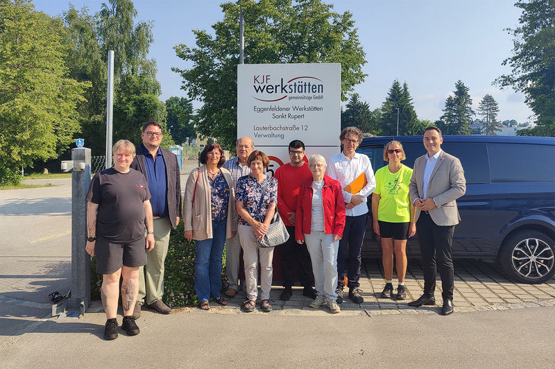 Stadträte und andere Funktionsträger der SPD Rottal-Inn mit Einrichtungsleiter Alfred Miller und anderen Mitarbeiter*innen der Eggenfeldener Werkstätten St. Rupert