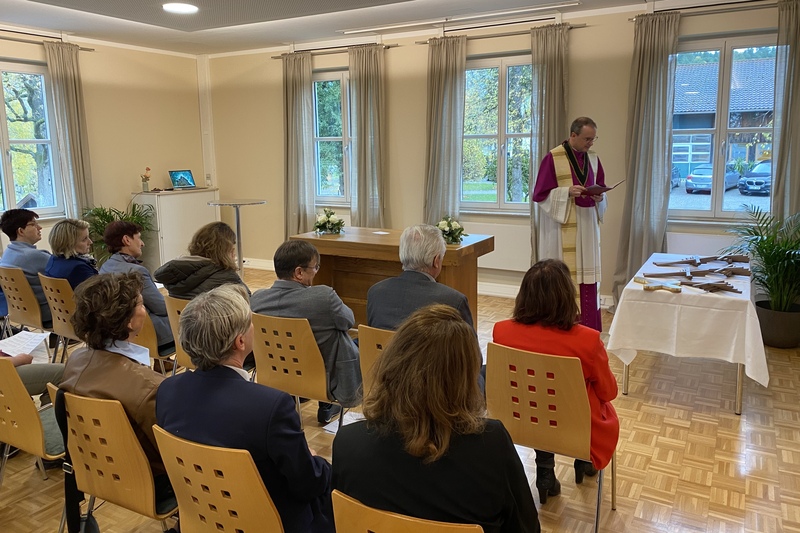 Domkapitular Michael Dreßel, der Vorsitzende der KJF, segnete die Kreuze, die im Gebäude ihren Platz finden werden.