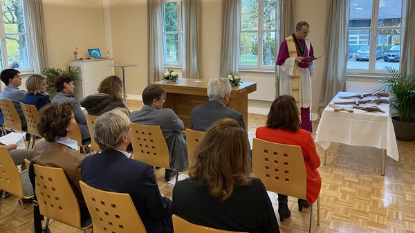 Domkapitular Michael Dreßel, der Vorsitzende der KJF, segnete die Kreuze, die im Gebäude ihren Platz finden werden.