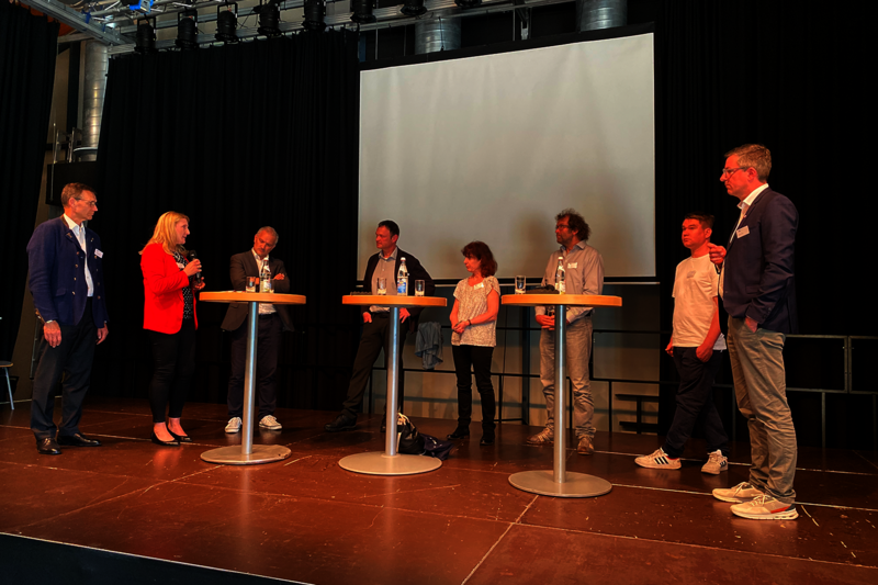 Teilnehmerinnen und Teilnehmer bei der Podiumsdiskussion.