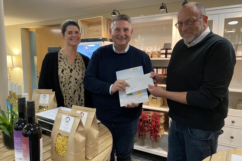 von links: Verkaufsberaterin Carina Blomenhofer, Ludwig Domani, stellvertretender Verkaufsleiter, und Standortleiter Bernd Röhrl bei der Spendenübergabe auf dem Hermannsberg