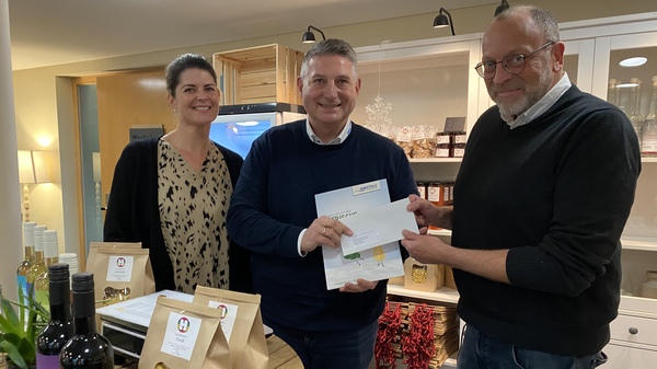 von links: Verkaufsberaterin Carina Blomenhofer, Ludwig Domani, stellvertretender Verkaufsleiter, und Standortleiter Bernd Röhrl bei einer Spendenübergabe auf dem Hermannsberg