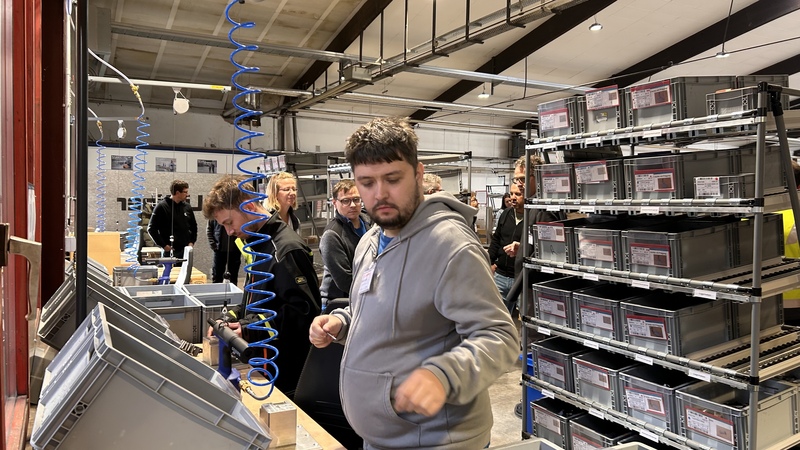 Mitarbeiterinnen und Mitarbeiter der KJF in der Produktionsstätte der Lindner AG.