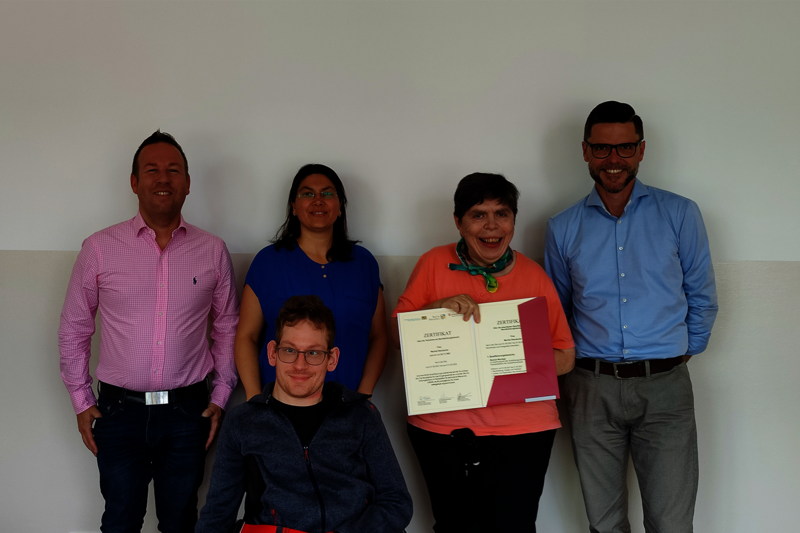 Andreas Busl, Daniel Hanseder, Nicole Rappl, Monika Staudacher und Holger Lauer bei der Zertifikatsübergabe