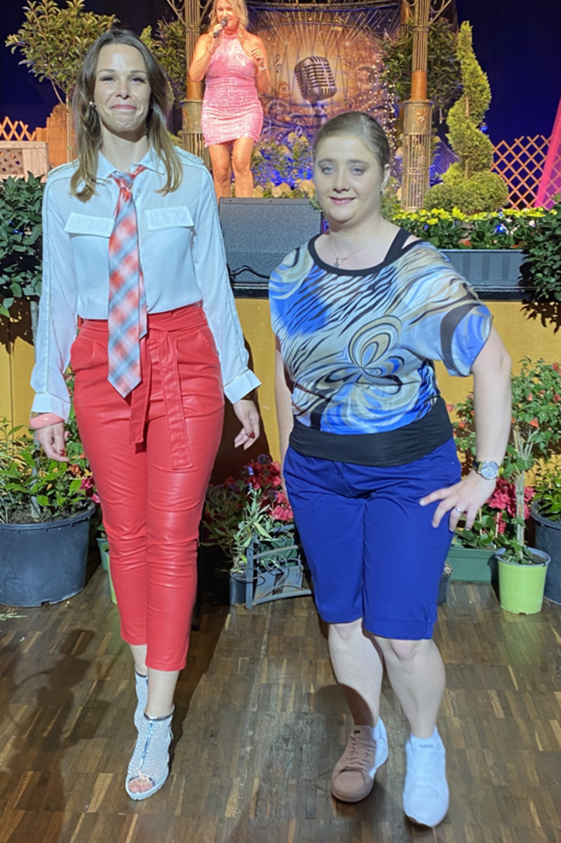 Eine Mitarbeiterin der KJF Werkstätten läuft als Model beim Schlagerwettbewerb Goldener Musistern.