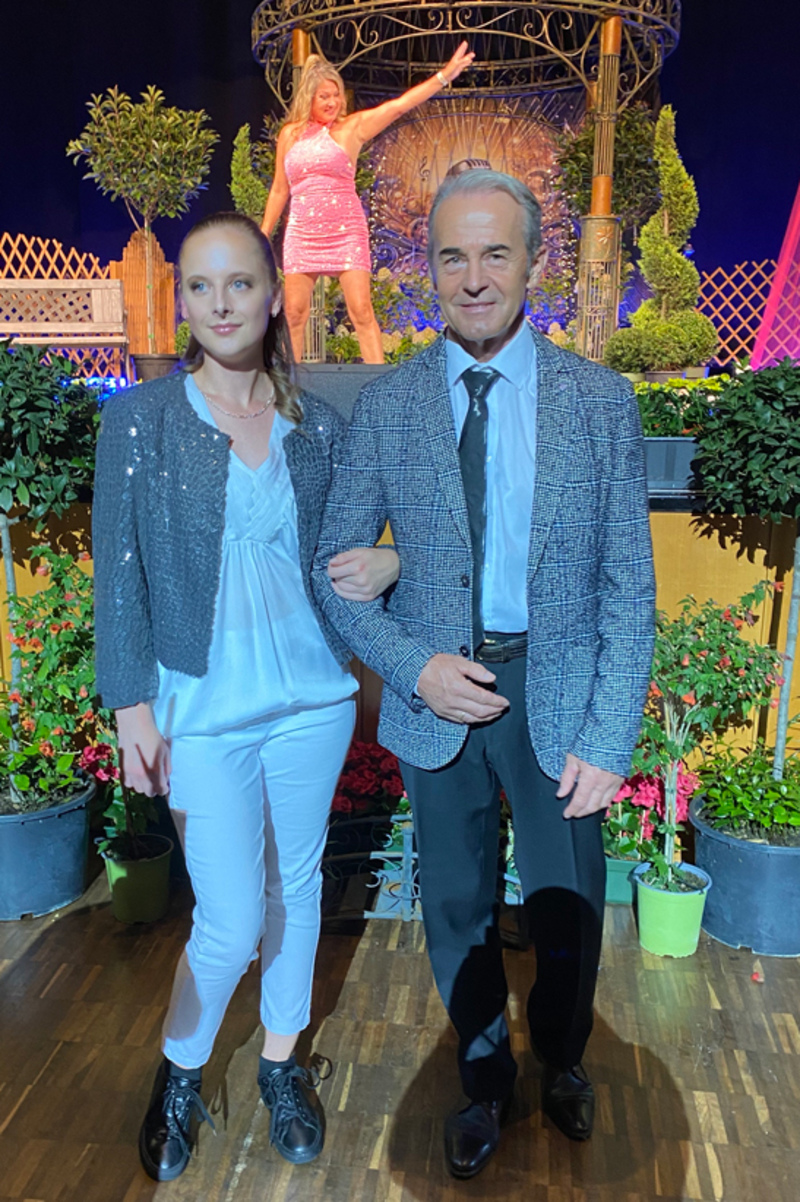 Eine Mitarbeiterin der KJF Werkstätten läuft als Model beim Schlagerwettbewerb Goldener Musistern.