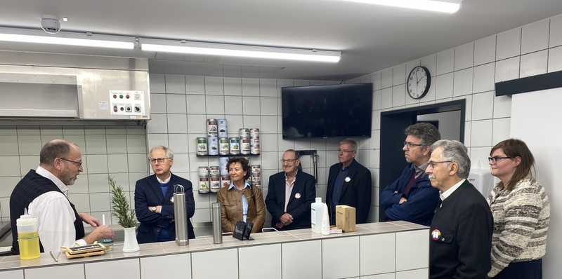 Standortleiter Bernd Röhrl (links) stellte auch die Neuerungen in der Ausstattung der Küche vor.