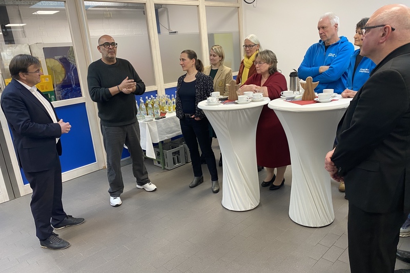 Hannes Ringlstetter im Gespräch in der Montageabteilung der Straubinger Werkstätten.