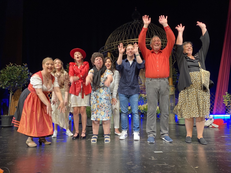 Die Models aus der Straubinger KJF-Werkstätte machen einen Laola-Welle auf der Bühne beim Schlagerwettbewerb Goldener Musistern.