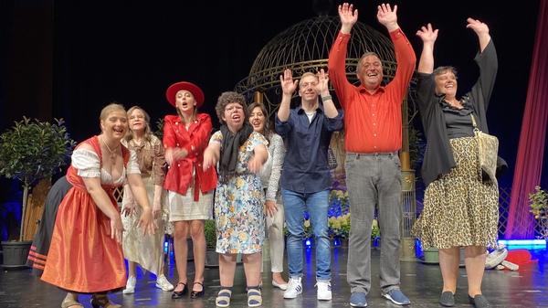 Die Models aus der Straubinger KJF-Werkstätte machen einen Laola-Welle auf der Bühne beim Schlagerwettbewerb Goldener Musistern.
