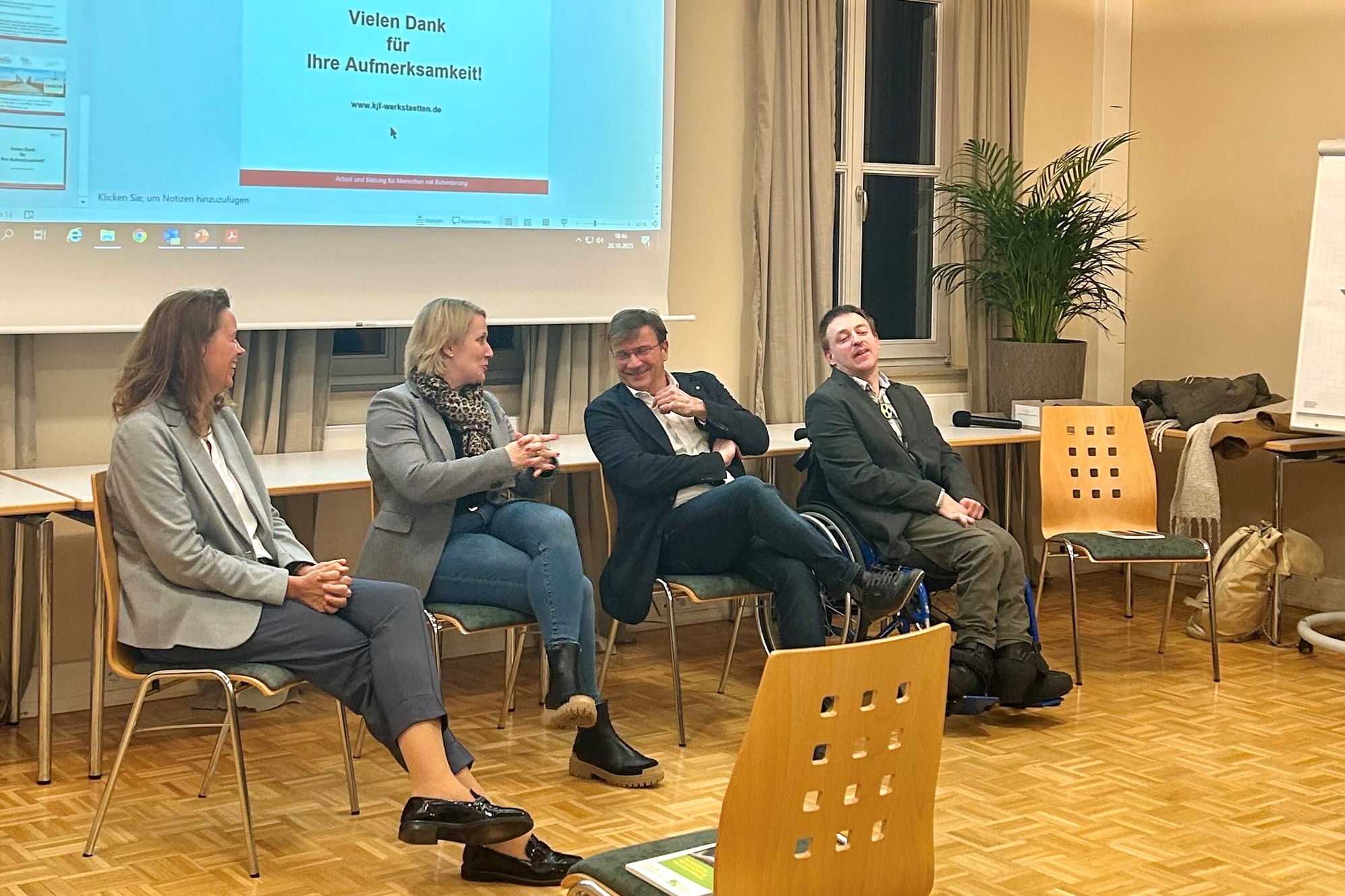 Beim Podiumsgespräch tauschten sich Expertinnen und Experten darüber aus, wie Inklusion in der Praxis gelingen kann.