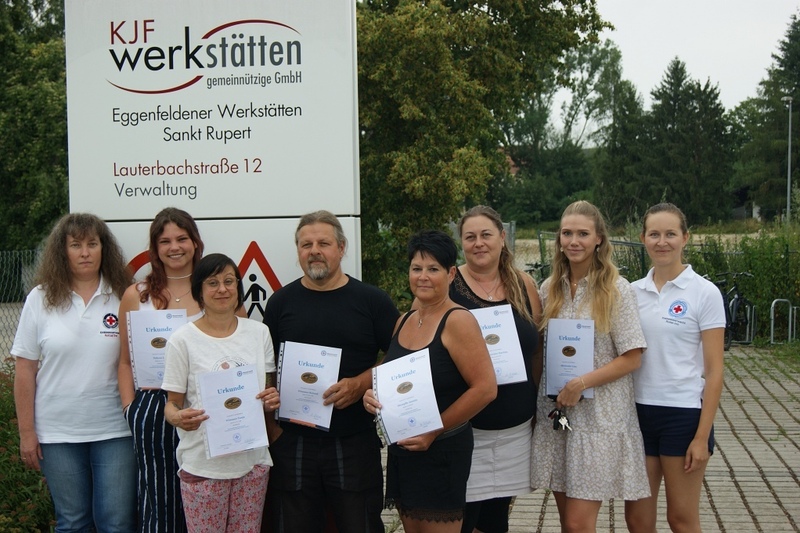 v. l. Frau Fuchshuber (BRK), Lea Dabous, Tanja Wimmer, Roland Wimmer, Jasmin Stempfle, Martina Voggenreiter, Lisa Allertseder, Ramona Stömmer (BRK)