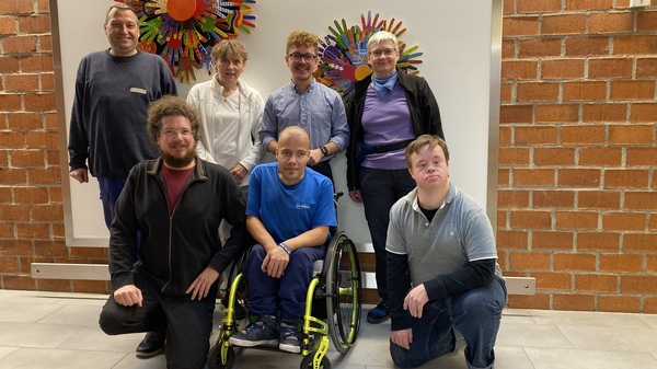 Ein Gruppenfoto der Straubinger Werkstatträte mit Marvin Kliem: hintere Reihe von links: Werkstattrat Hans-Jürgen Metzger, Vorsitzende des Mitterfelser Werkstattrats Erika Stelzl, SPD-Vorsitzender Marvin Kliem, Werkstatträtin Martina Immafall, Sozialdienst-Mitarbeiter Markus Beck, Werkstattrat Alex Temmel, Werkstattrat Phillip Gmeiner