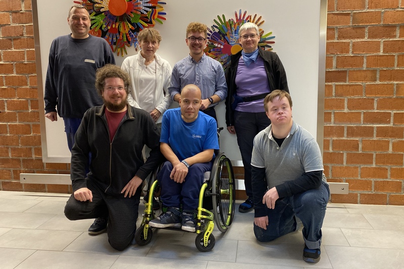 Ein Gruppenfoto der Straubinger Werkstatträte mit Marvin Kliem: hintere Reihe von links: Werkstattrat Hans-Jürgen Metzger, Vorsitzende des Mitterfelser Werkstattrats Erika Stelzl, SPD-Vorsitzender Marvin Kliem, Werkstatträtin Martina Immafall, Sozialdienst-Mitarbeiter Markus Beck, Werkstattrat Alex Temmel, Werkstattrat Phillip Gmeiner