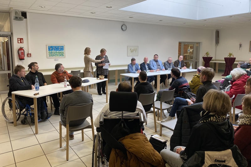 Werkstatträtin Bianka Widl machte die Anliegen der Mitarbeiterinnen und Mitarbeiter deutlich. Sie lud die Politiker zu einem gemeinsamen Arbeitstag in die KJF Werkstätten ein.