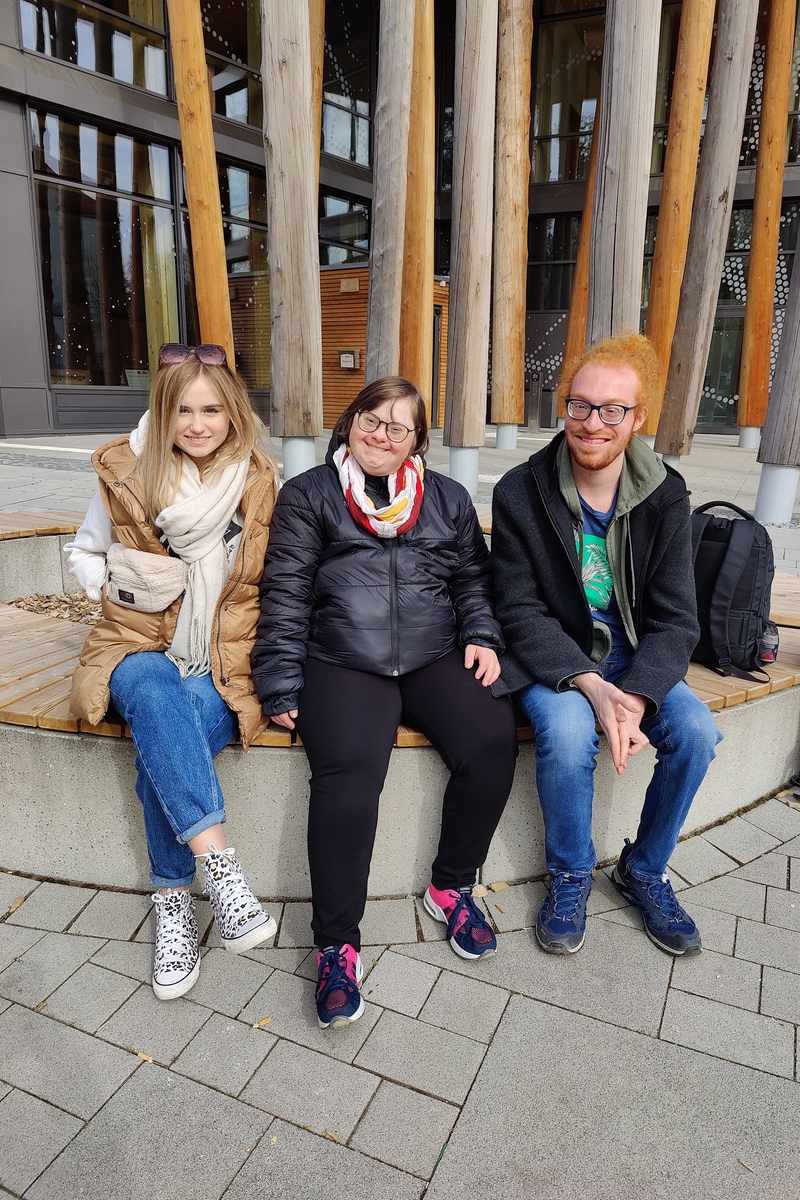 Gruppenfoto vor Museum