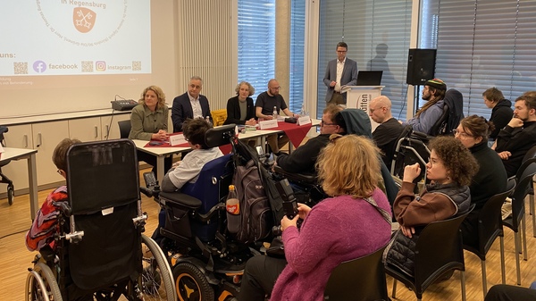 Die OB-Kandidatinnen und OB-Kandidaten gingen auf die Fragen der Mitarbeiterinnen und Mitarbeiter ein.