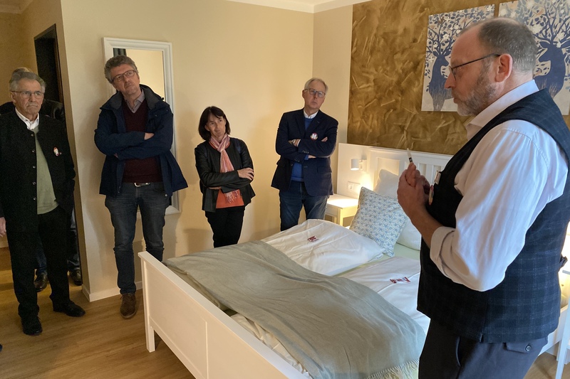 Standortleiter Bernd Röhrl führte die Gäste der Segnung durch die neu gestalteten Gästezimmer.