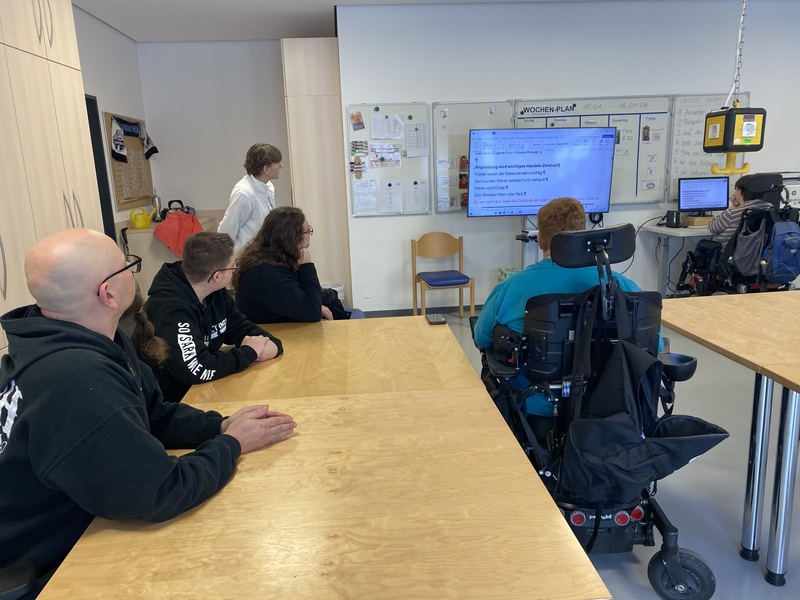 Johannes Spielbauer und Kevin Keller machten sich ein Bild davon, wie die Prüfgruppe für Leichte Sprache arbeitet.