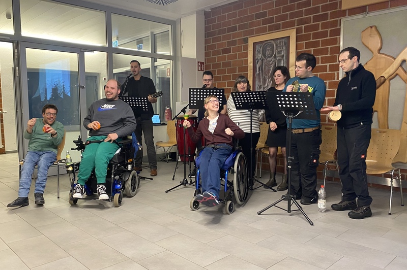 Die Musikgruppe der Straubinger Werkstätten bei ihrem Auftritt.