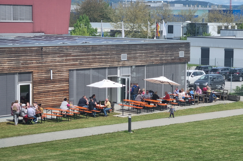 Menschen sitzen auf der Terrasse der St. Johannes Werkstätte