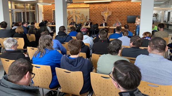 Rund 80 Mitarbeiterinnen und Mitarbeiter der KJF Werkstätten nutzten die Gelegenheit, um sich über die Standpunkte der Kandidaten zu informieren.