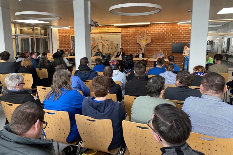 Rund 80 Mitarbeiterinnen und Mitarbeiter der KJF Werkstätten nutzten die Gelegenheit, um sich über die Standpunkte der Kandidaten zu informieren.