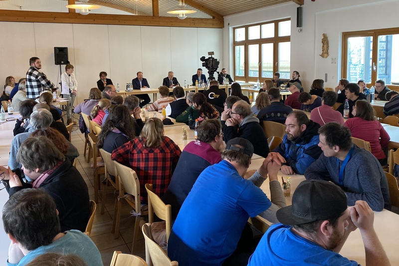 Rund 150 Mitarbeiterinnen und Mitarbeiter der Stiflandwerkstätten waren zur Podiumsdiskussion gekommen.