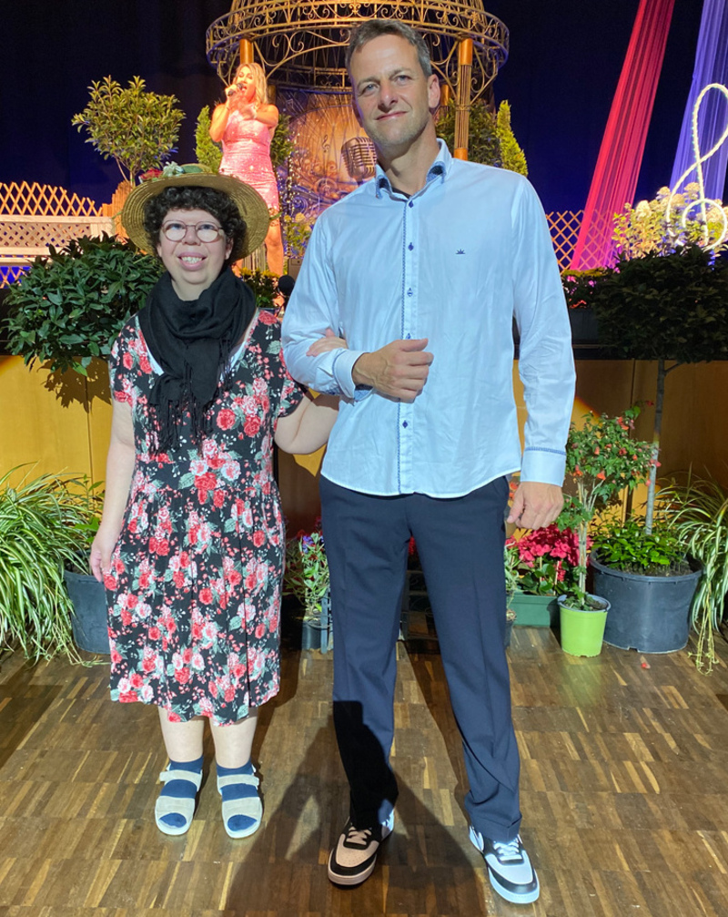 Eine Mitarbeiterin der KJF Werkstätten läuft als Model beim Schlagerwettbewerb Goldener Musistern.