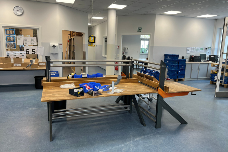 Mehrere Arbeitstische mit Ware zum Verpacken.
