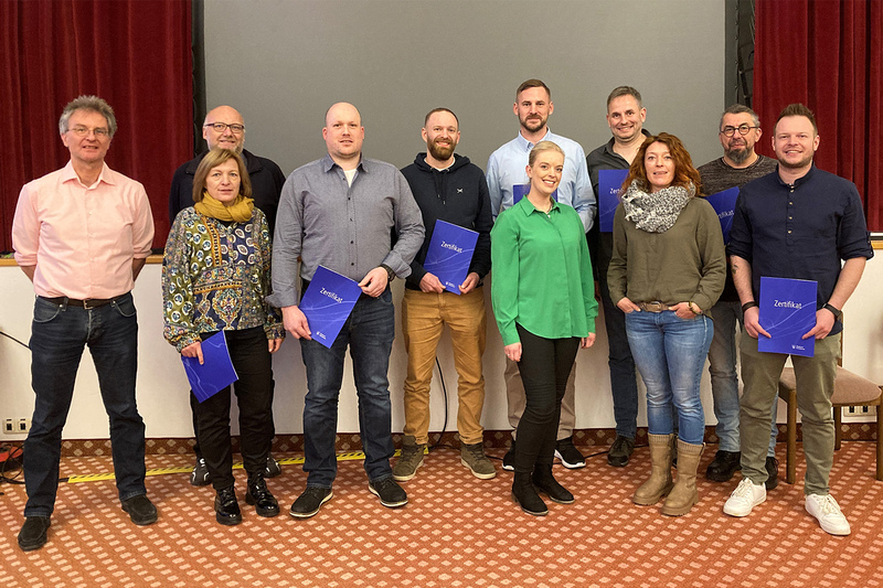 Die Absolventinnen und Absolventen der gFAB-Weiterbildung der KJF Werkstätten mit Johannes Bahl und Gerhard Macht.