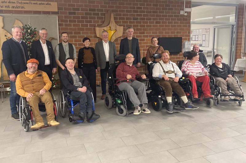 Ein Gruppenfoto mit den wichtigsten Gästen der Jubiläumsfeier der Prüfgruppe.