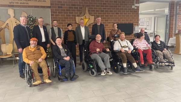 Ein Gruppenfoto mit den wichtigsten Gästen der Jubiläumsfeier der Prüfgruppe.