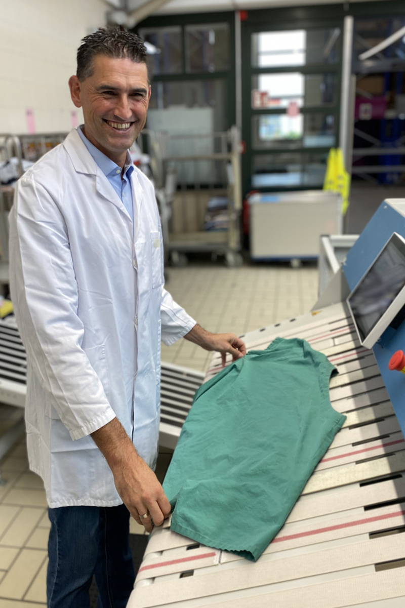 Andreas Liebl, Bürgermeister der Marktgemeinde Mitterfels, vor einer Maschine in der Wäscherei.