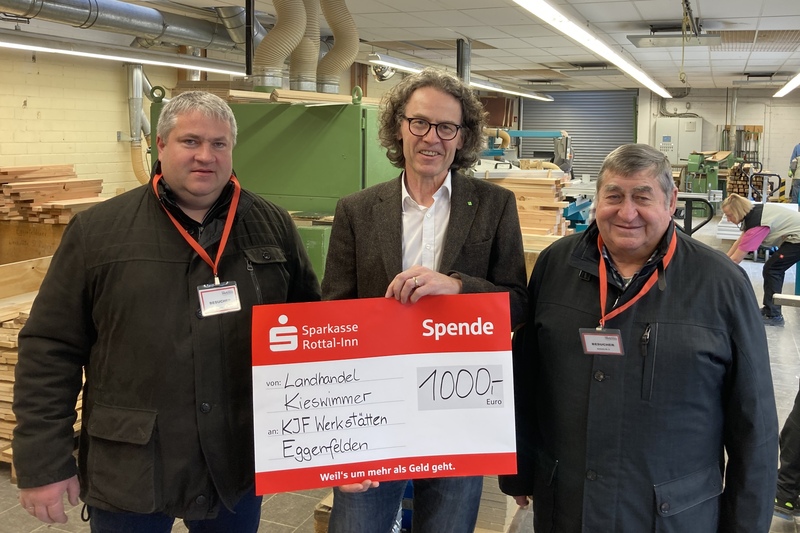 Die Firma Kieswimmer überreicht großen Scheck