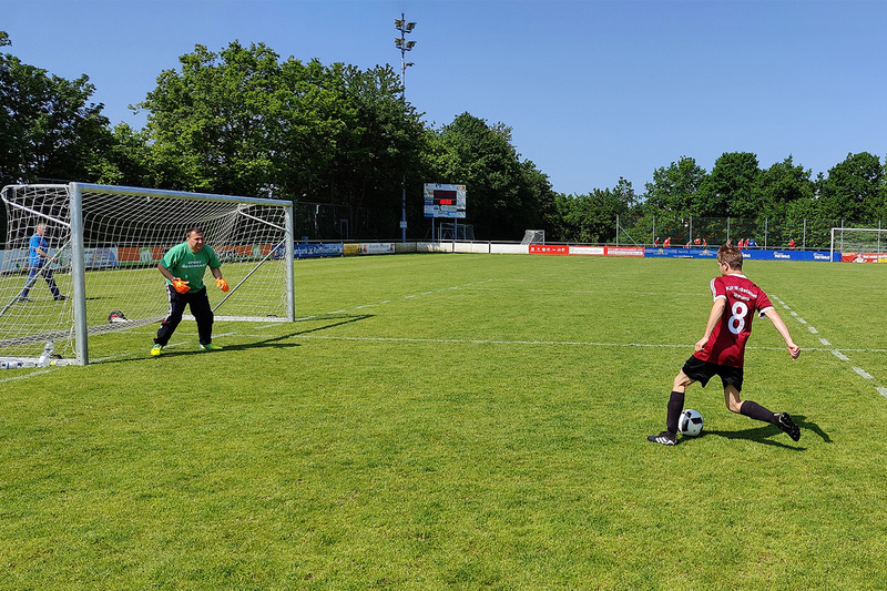 Ein Spieler der KJF Werkstätte Straubing beim Elfmeter-Training
