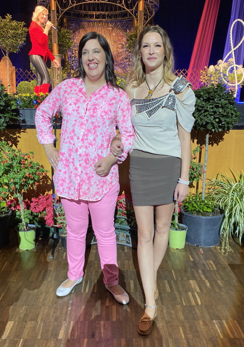 Eine Mitarbeiterin der KJF Werkstätten läuft als Model beim Schlagerwettbewerb Goldener Musistern.