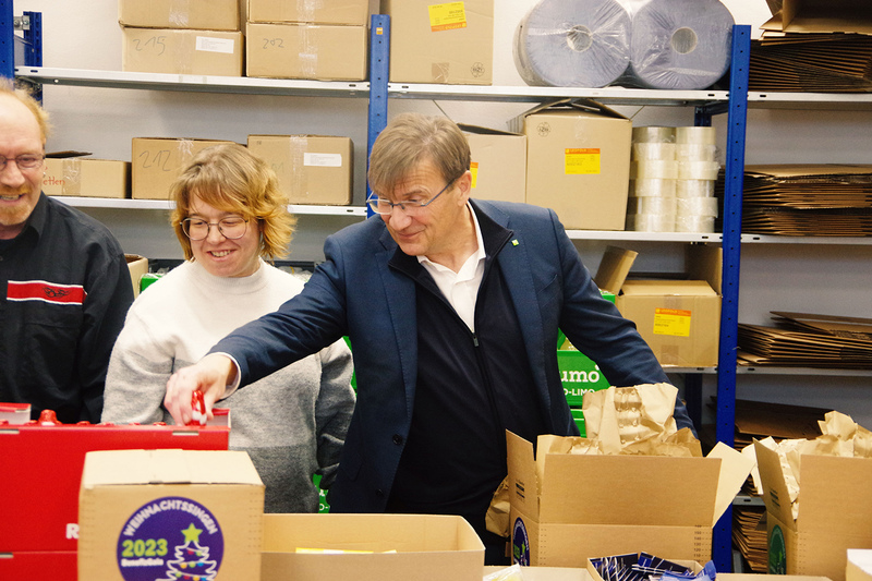KJF-Direktor Michael Eibl beim Päckchen packen