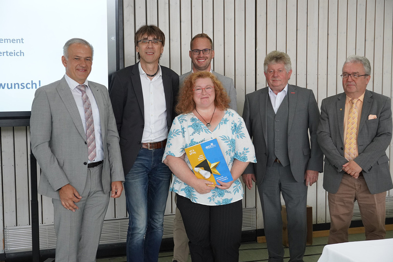 Roland Grillmeier, Thomas Metzler, Michael Humbs, Erich Sperber und Toni Dutz (hinten von links nach rechts) gratulieren Melanie Dobmeier (vorne)