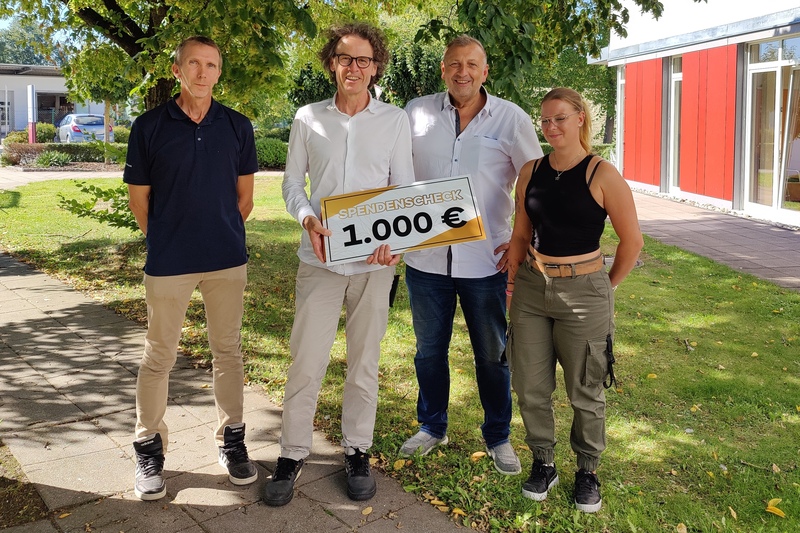 Gruppenfoto mit Spendenschenk