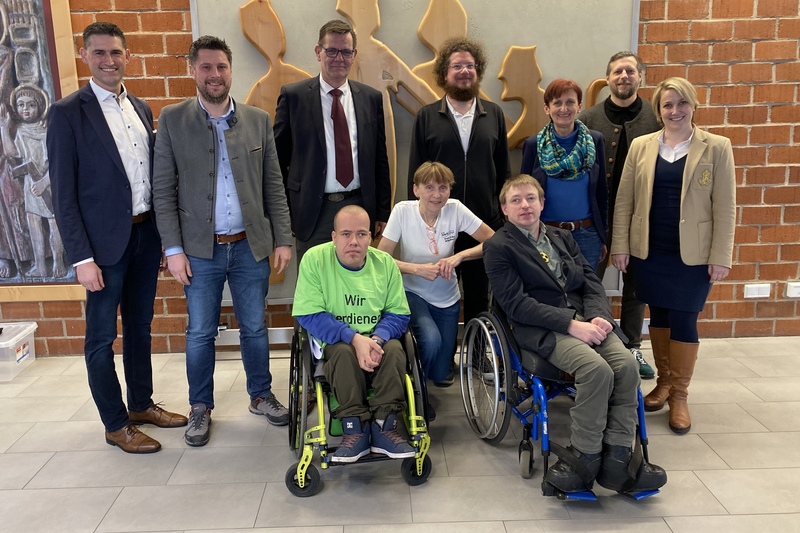 vorne von links: Werkstattrat Alex Temmel, Werkstatträtin Erika Stelzl, Sebastian Müller, Leiter des Büros für Leichte Sprache der KJF Regensburg. hintere Reihe, von links: Andreas Liebl, Freie Wähler, Andreas Aichinger, CSU, Oskar Saller, SPD, Markus Beck, Vertrauensperson des Werkstattrats, Evi Feldmeier, Geschäftsführerin der KJF Werkstätten gGmbH, Mario Franz, Leiter des Fachdiensts für Leichte Sprache, Melanie Eibl, Geschäftsführerin der KJF Werkstätten gGmbH