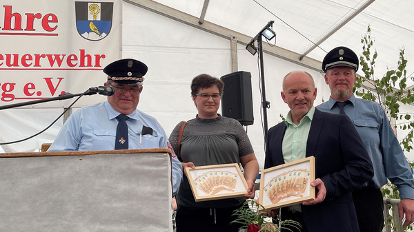 Hubert Schedl, Kathrin Zölch, Josef Waidhas und Andreas Zölch bei der Spendenübergabe.