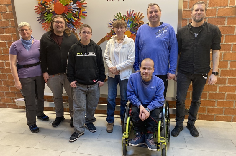 In den Straubinger Werkstätten St. Josef tauschten sich die beiden Lokalpolitiker Johannes Spielbauer und Kevin Keller mit Beschäftigten der KJF Werkstätten aus.