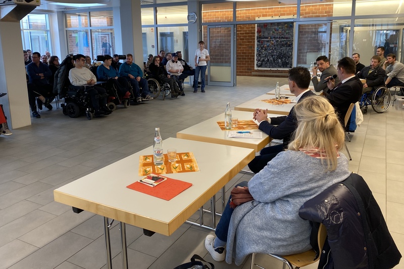 Werkstatträtin Erika Stelzl moderierte die Podiumsdiskussion.
