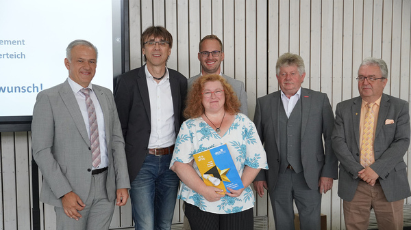 Roland Grillmeier, Thomas Metzler, Michael Humbs, Erich Sperber und Toni Dutz (hinten von links nach rechts) gratulieren Melanie Dobmeier (vorne)