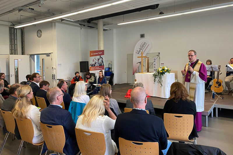 Domkapitular Michael Dreßel, der Vorsitzende der KJF, zelebrierte einen Wortgottesdienst und würdigte die Arbeit aller Mitarbeiterinnen und Mitarbeiter in den KJF Werkstätten.